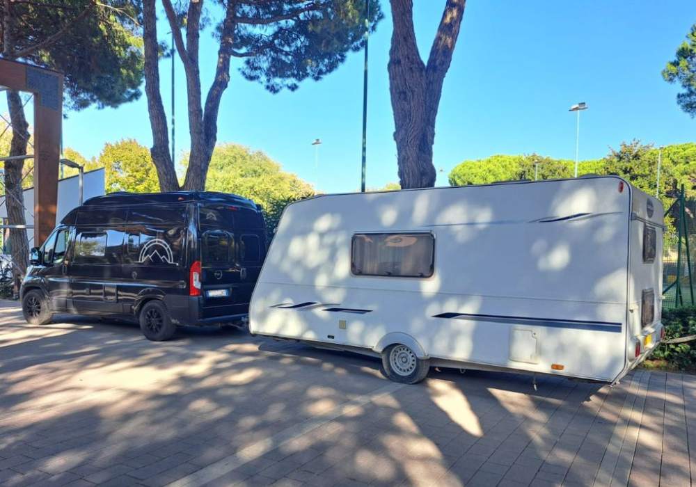 Trasporto roulotte tra campeggi con traino professionale e posizionamento sicuro